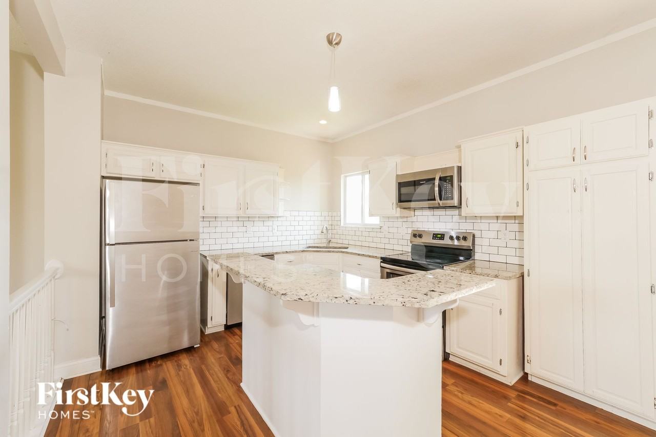 1607 Stasi Ave - Photo 6 of 16