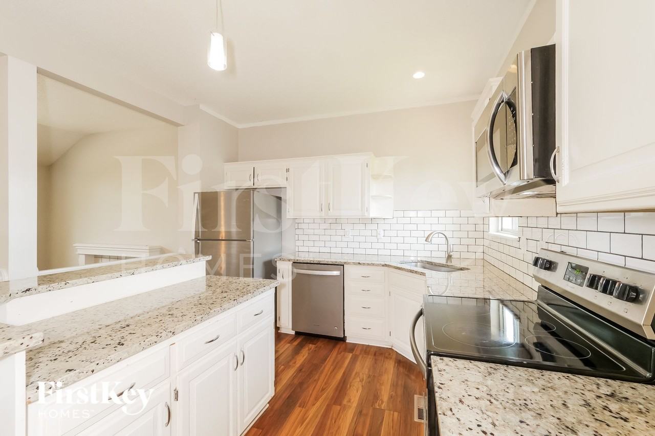 1607 Stasi Ave - Photo 7 of 16