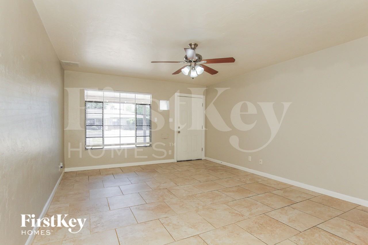1507 W Berridge Ln - Photo 2 of 19