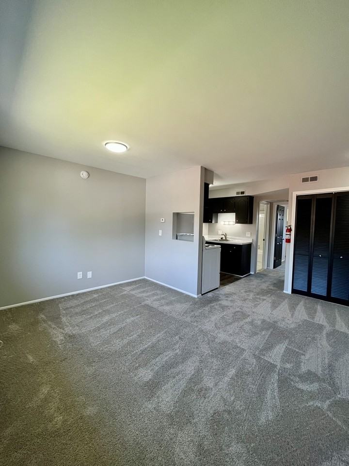 4415 Oakwood Boulevard - Photo 2 of 33