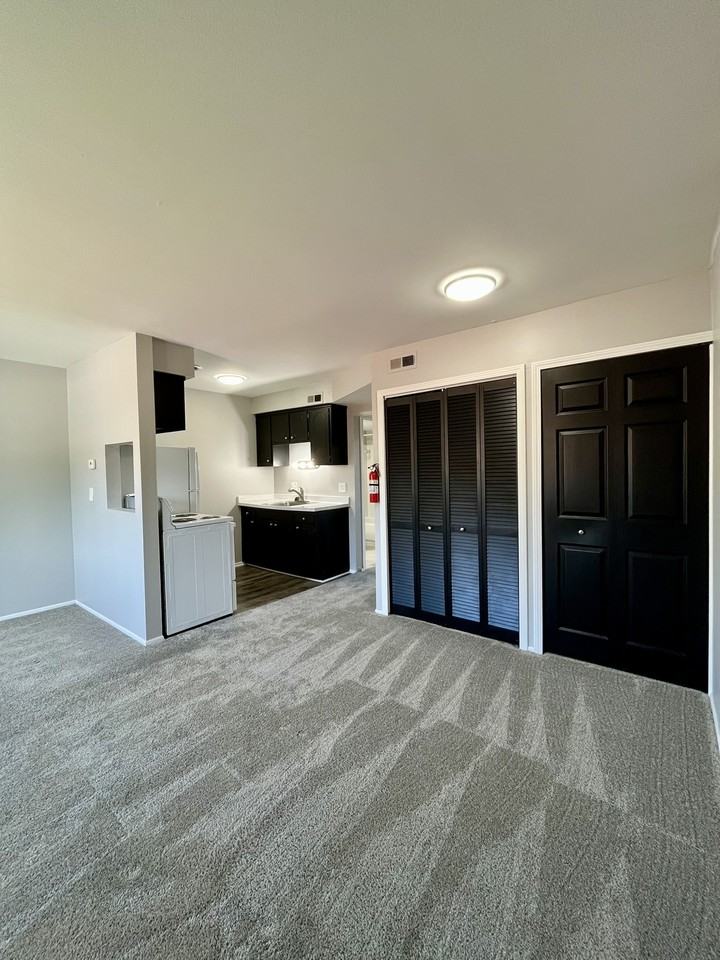 4415 Oakwood Boulevard - Photo 3 of 33