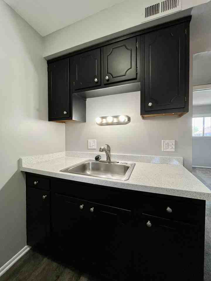 4415 Oakwood Boulevard - Photo 4 of 33