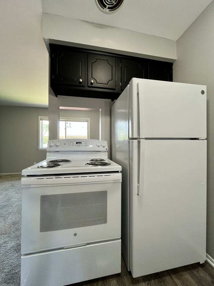 4415 Oakwood Boulevard - Photo 5 of 33