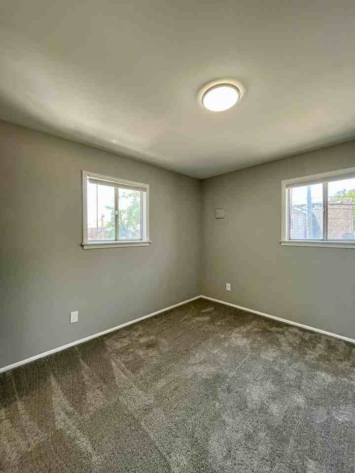 4415 Oakwood Boulevard - Photo 7 of 33