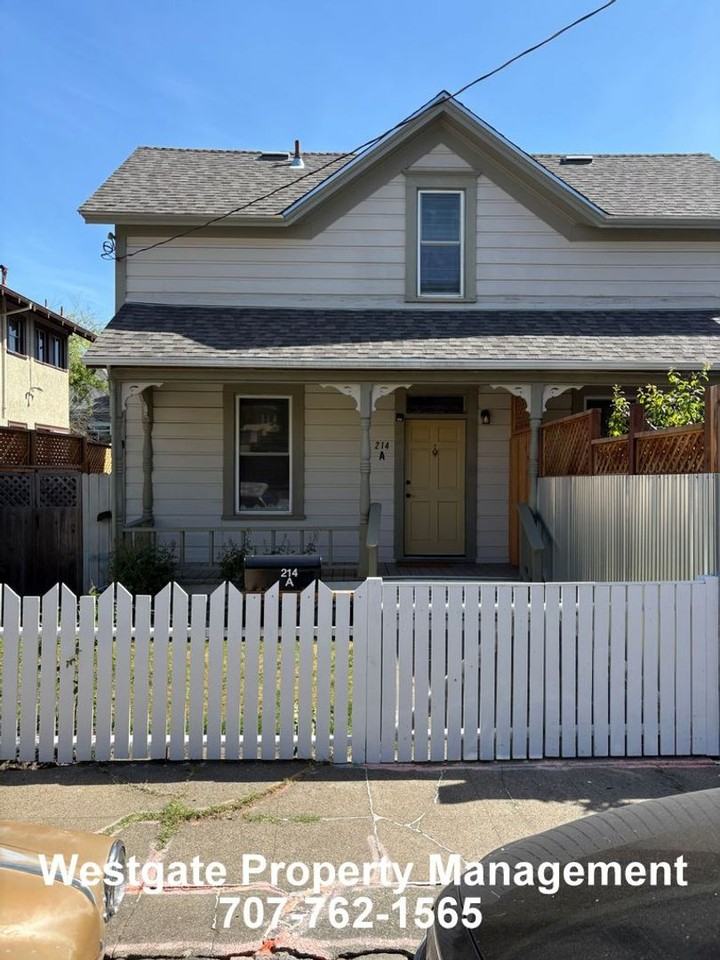214 Walnut St - Photo 5 of 7