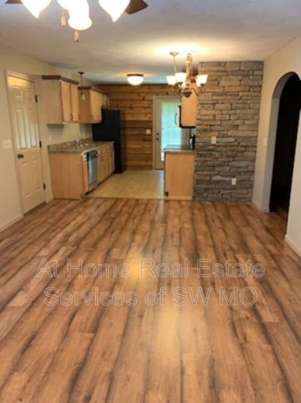 1540 S Rogers Ave - Photo 2 of 14