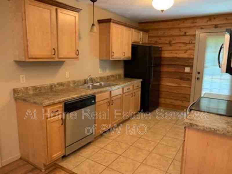1540 S Rogers Ave - Photo 4 of 14