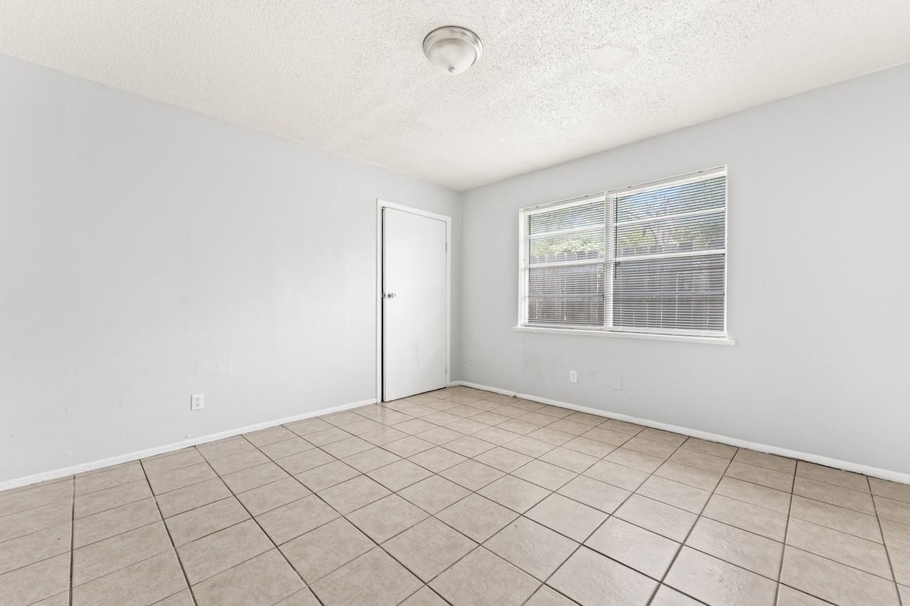 500 East Craven Avenue - Photo 7 of 9