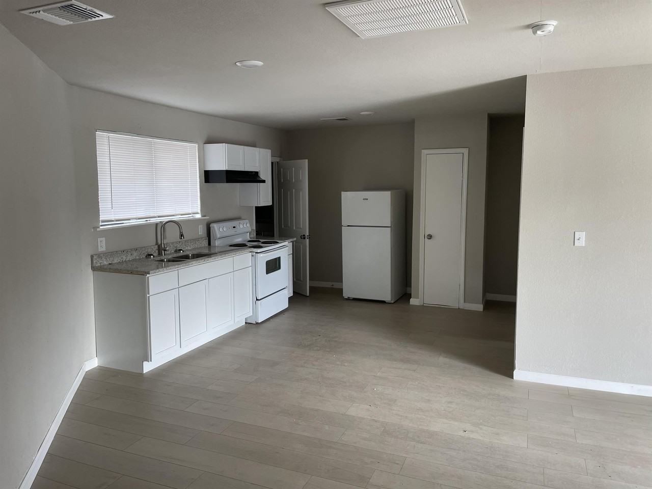 715 New Laredo Highway - Photo 7 of 18