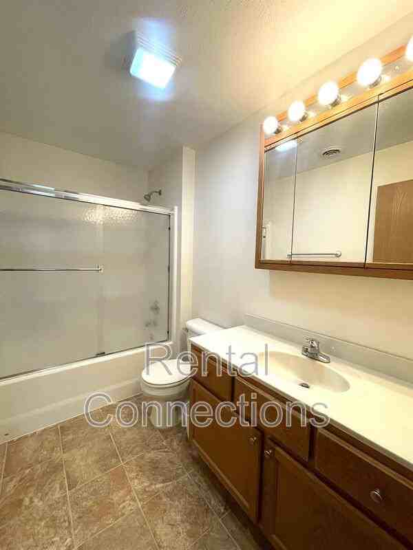 500 E College D5 - Photo 6 of 8