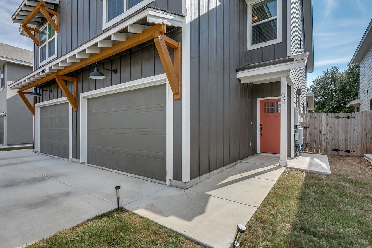 Lynwood Village 10314 #102 - Photo 3 of 25