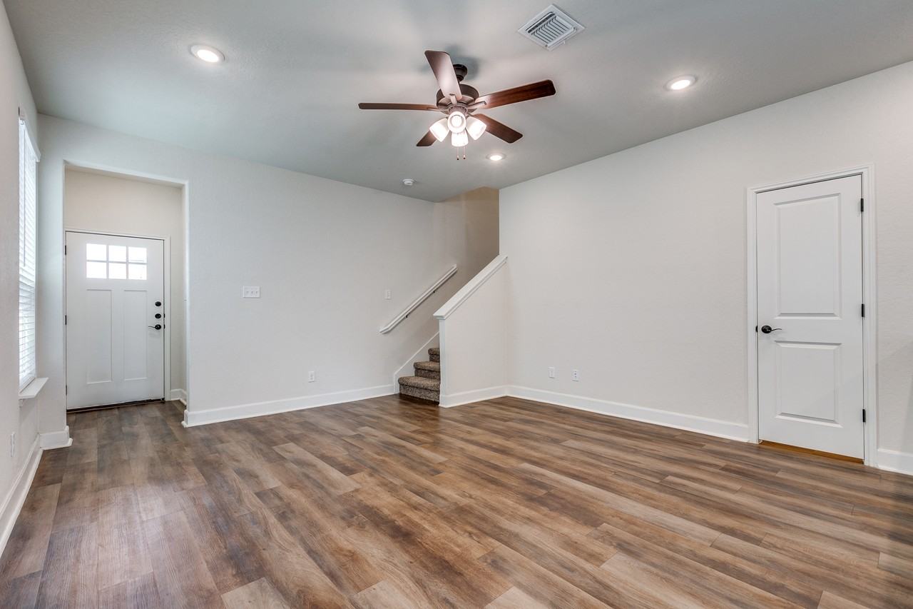 Lynwood Village 10314 #102 - Photo 4 of 25