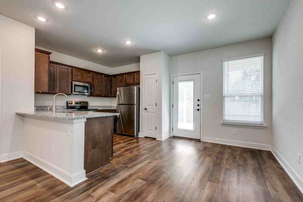 Lynwood Village 10314 #102 - Photo 7 of 25