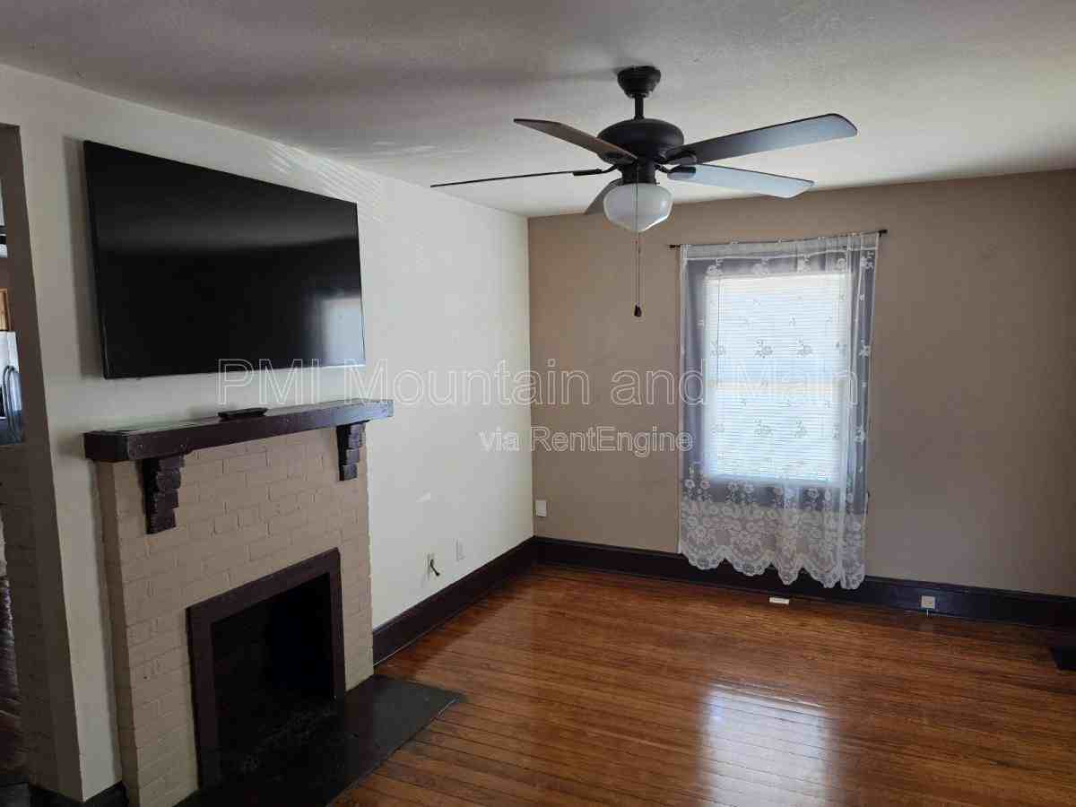309 Dennis St - Photo 3 of 10