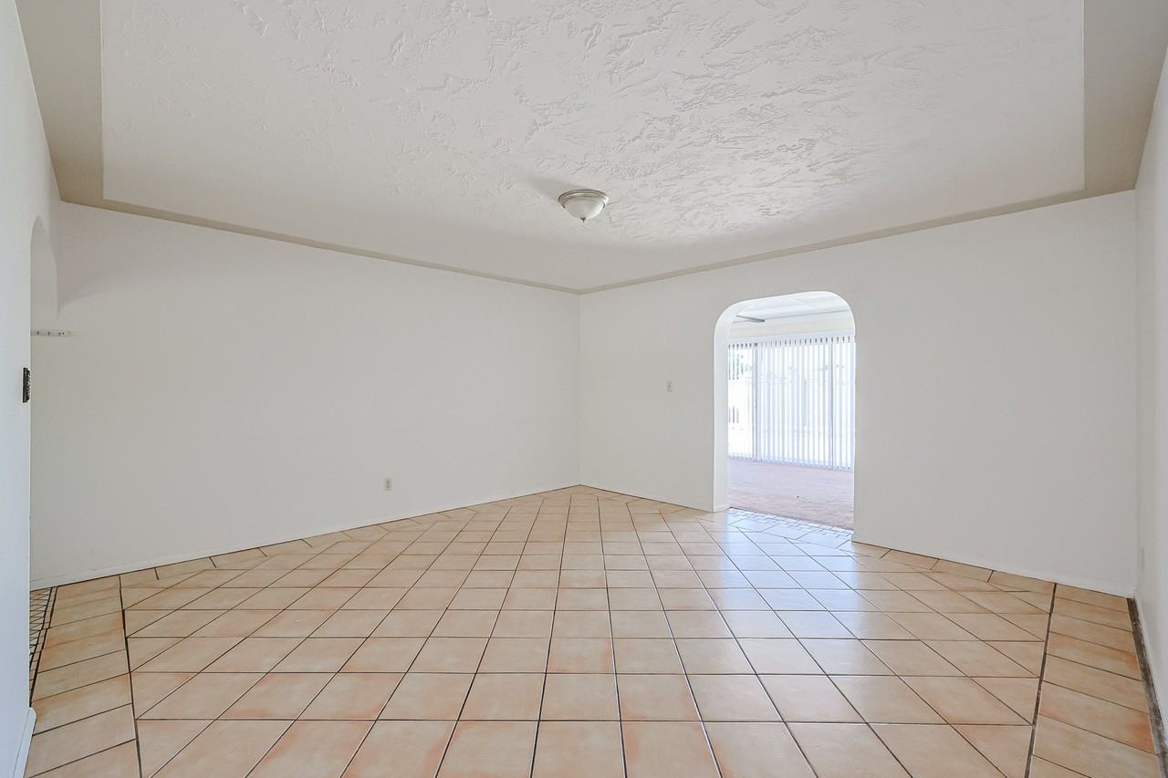 2114 W Myrtle Ave - Photo 2 of 27