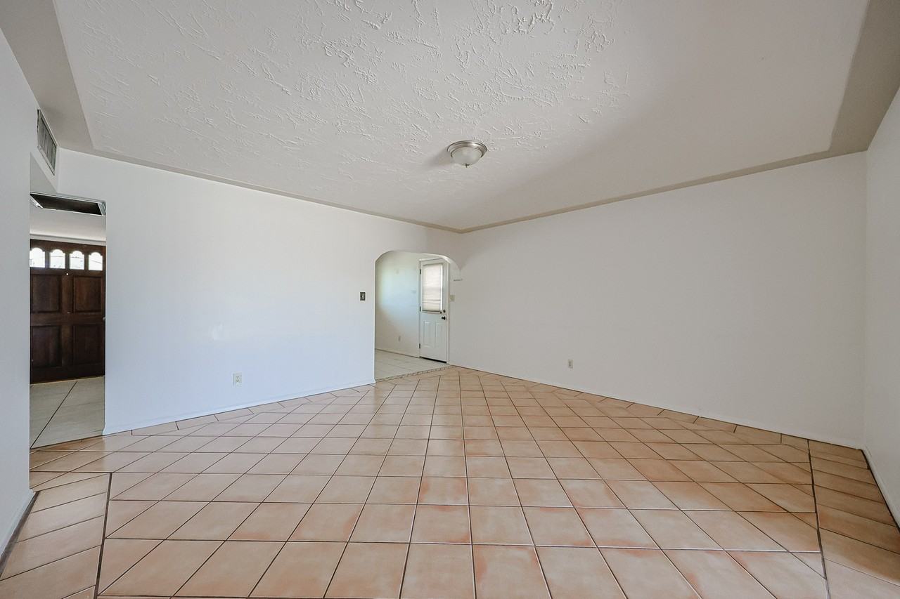 2114 W Myrtle Ave - Photo 3 of 27