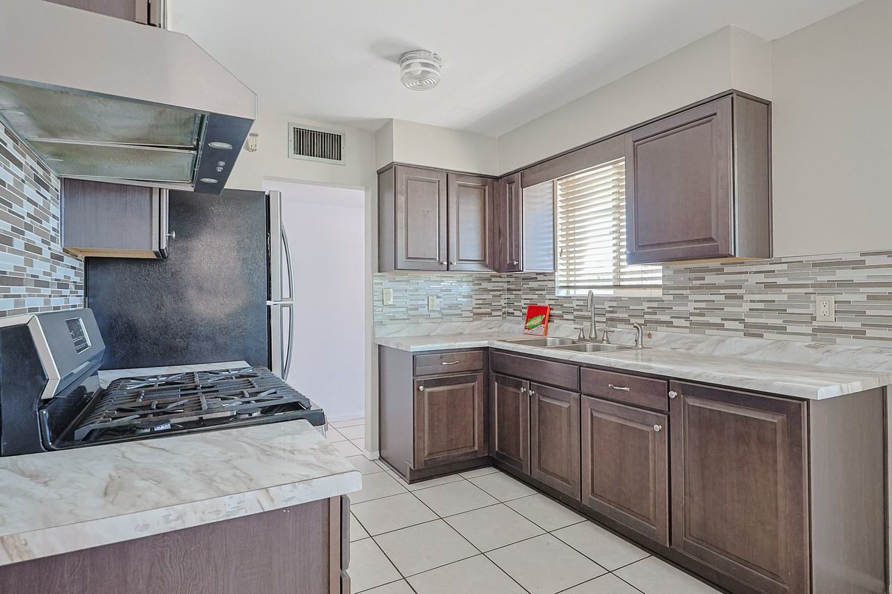 2114 W Myrtle Ave - Photo 6 of 27