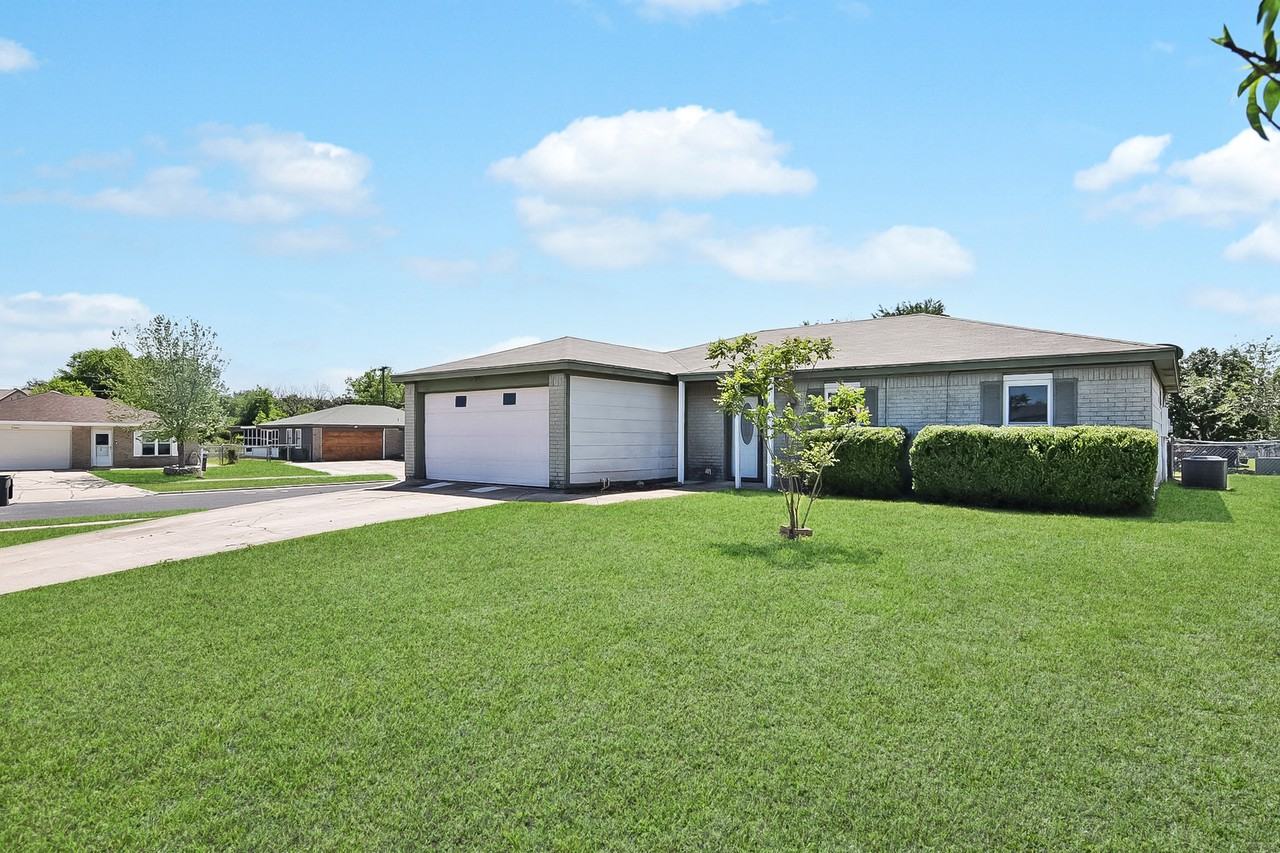 2800 Kim Dr - Photo 2 of 21