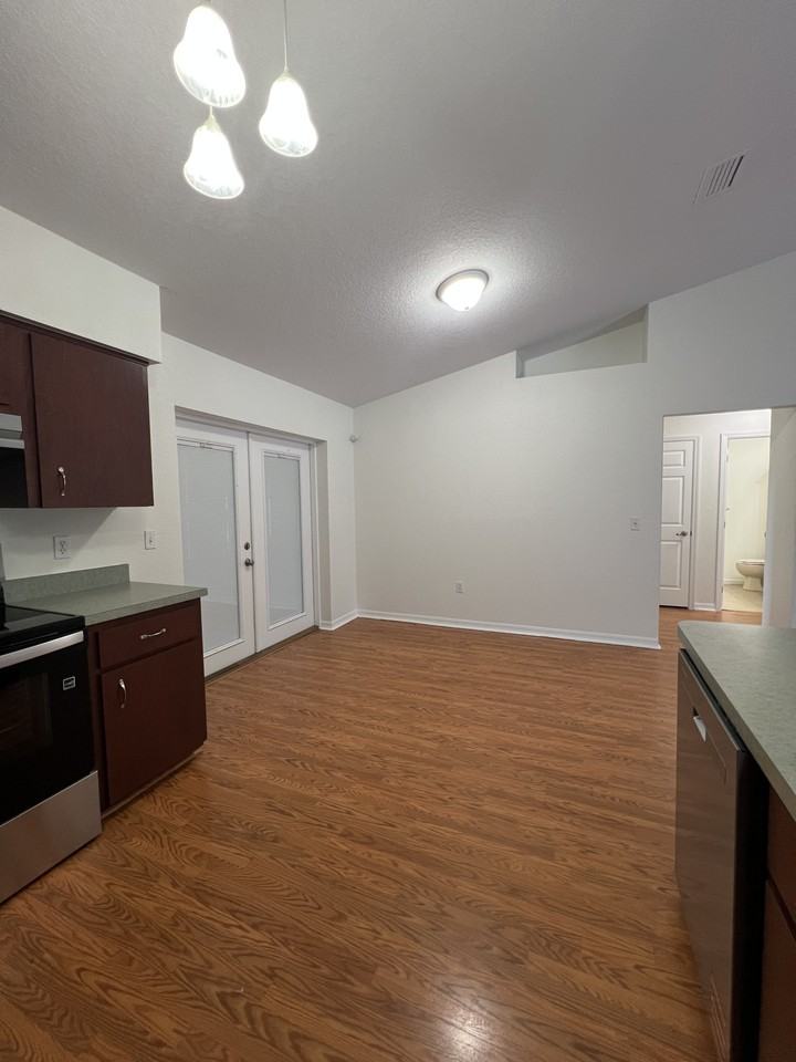 212 E Vermont Ave - Photo 6 of 21
