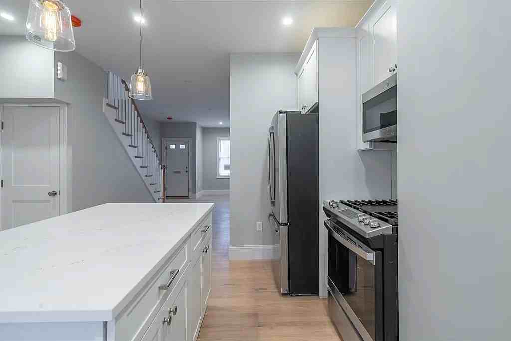 60 6th St - Photo 4 of 9