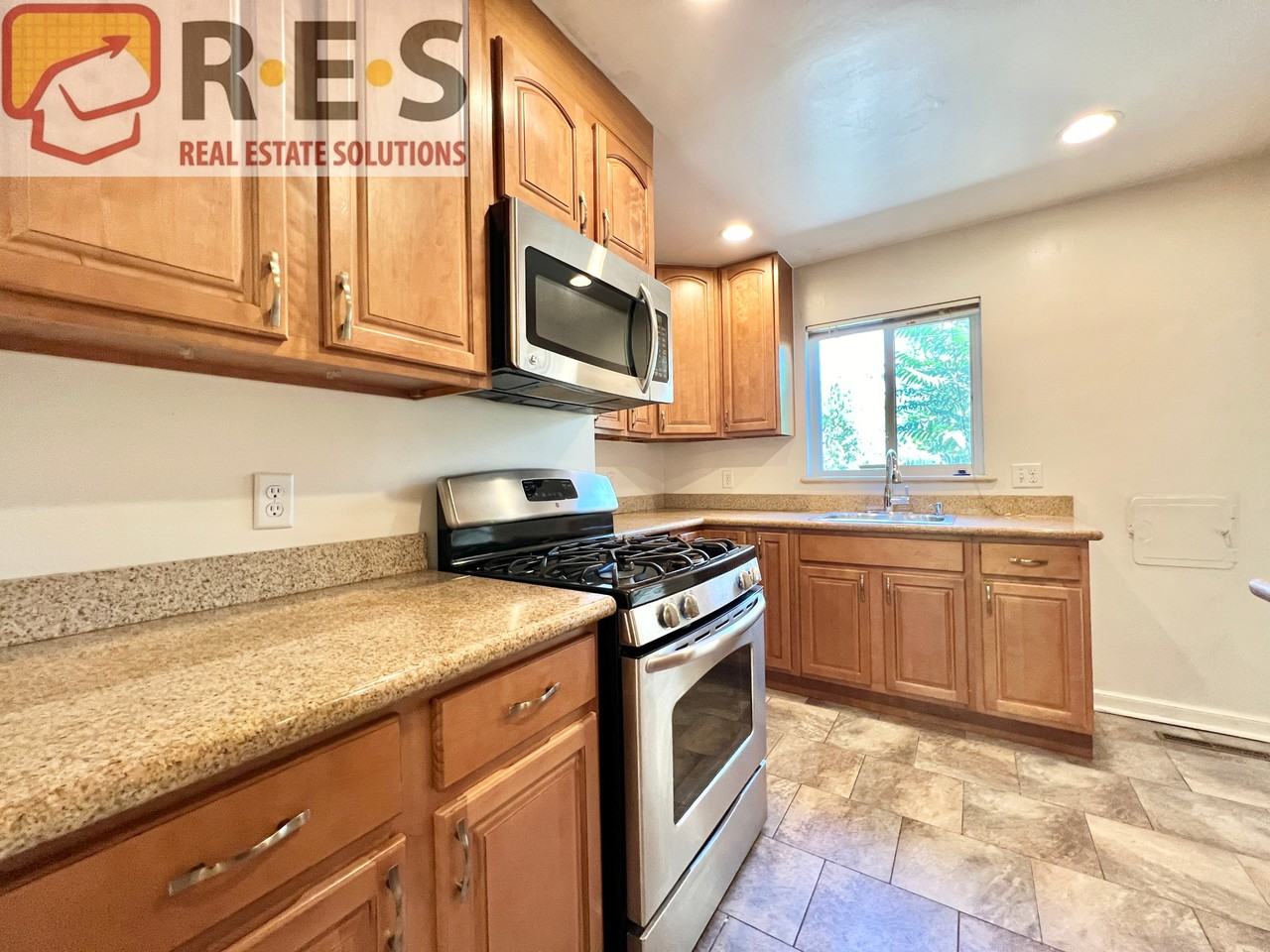 1059 Fillmore St - Photo 2 of 18
