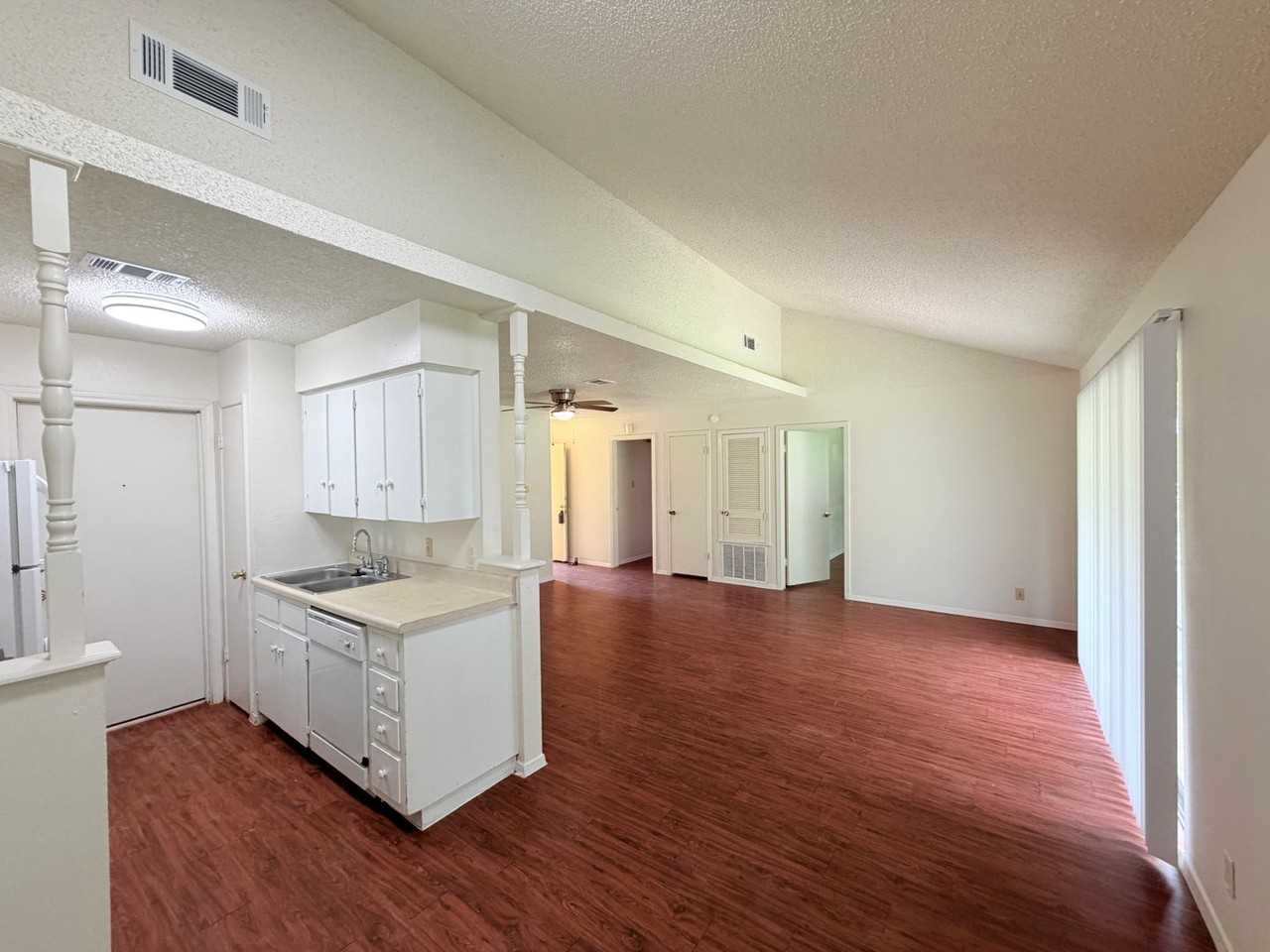 5206 Village Trl - Photo 4 of 24
