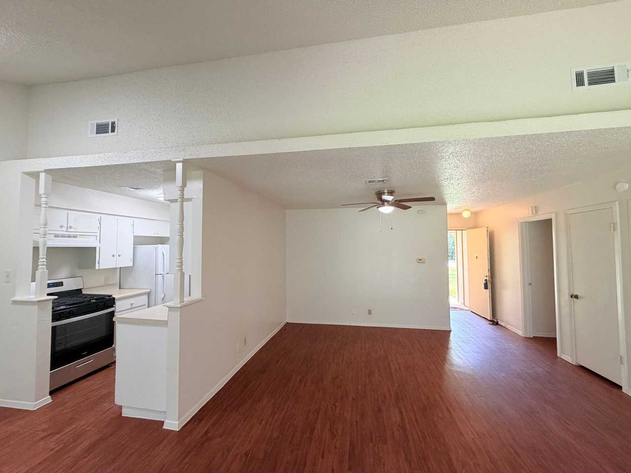 5206 Village Trl - Photo 5 of 24