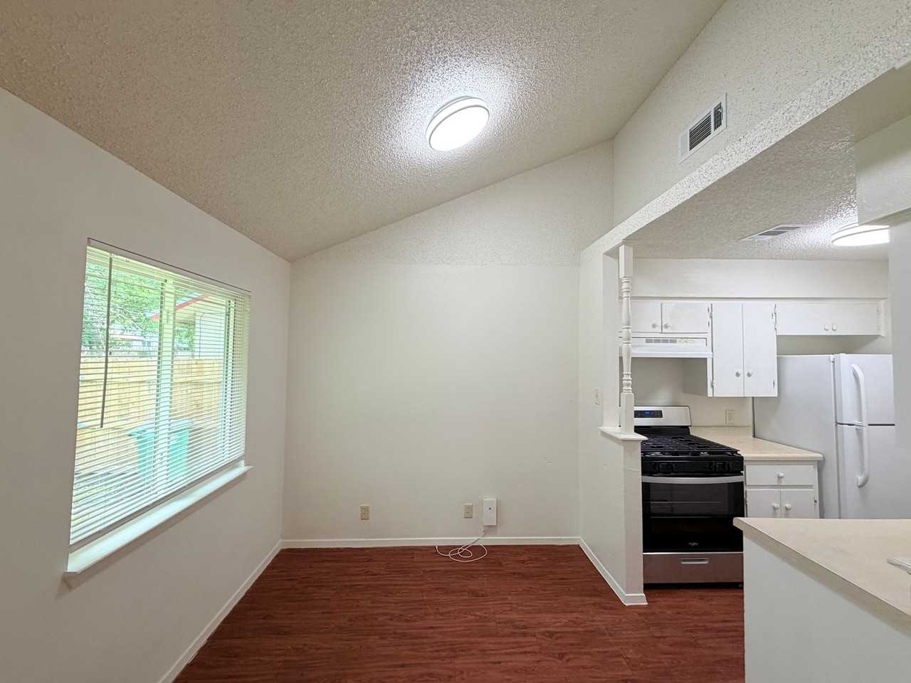 5206 Village Trl - Photo 7 of 24