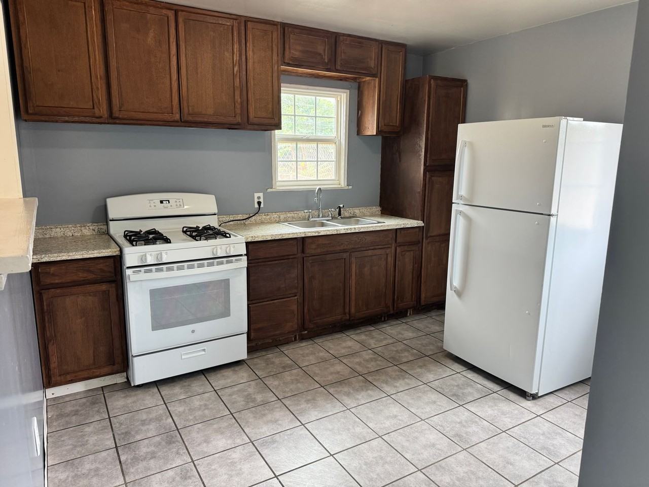 2514 42nd St - Photo 3 of 10