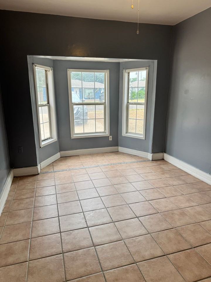 2514 42nd St - Photo 5 of 10