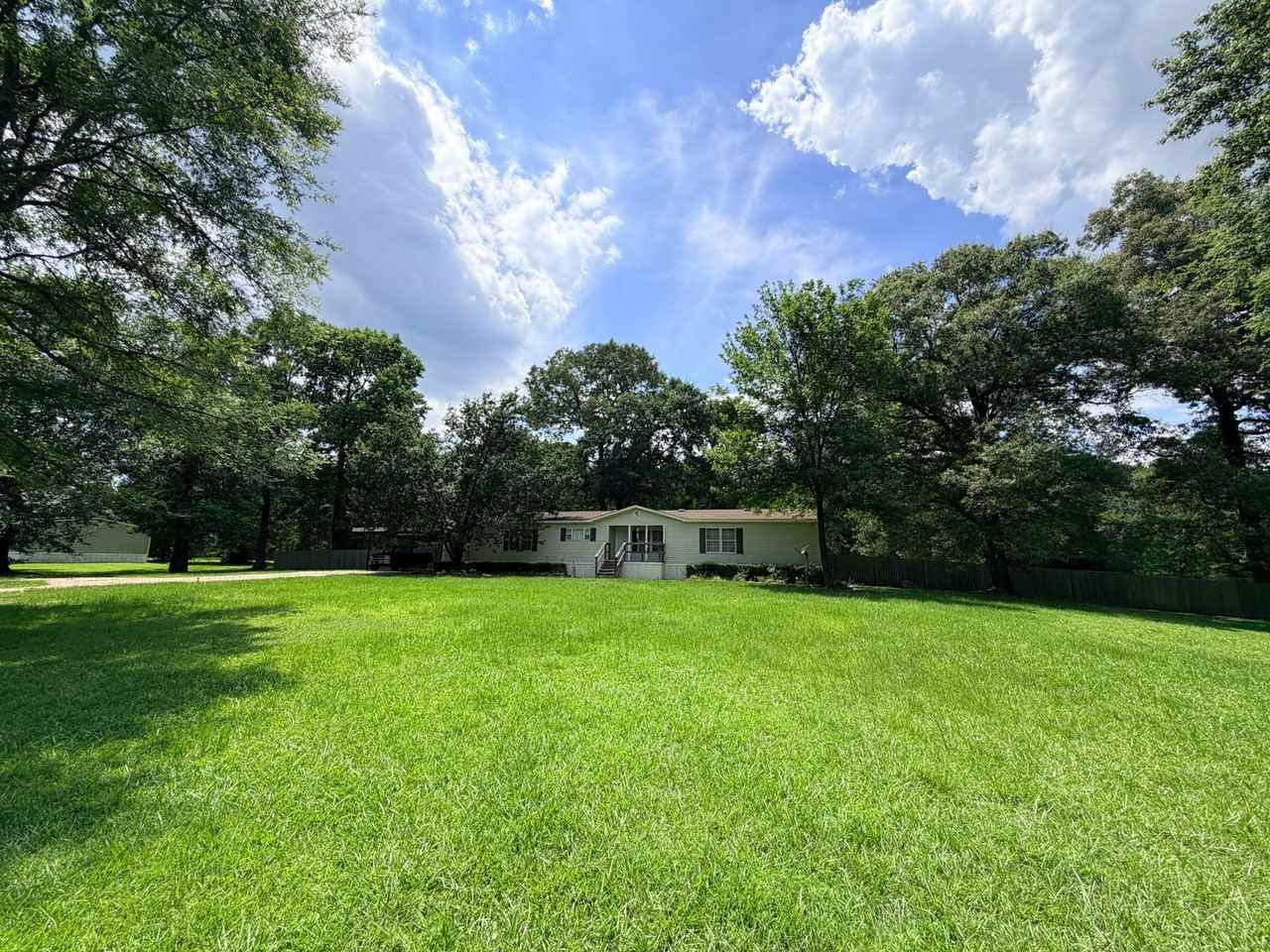 7810 W Lakeshore Dr - Photo 2 of 24