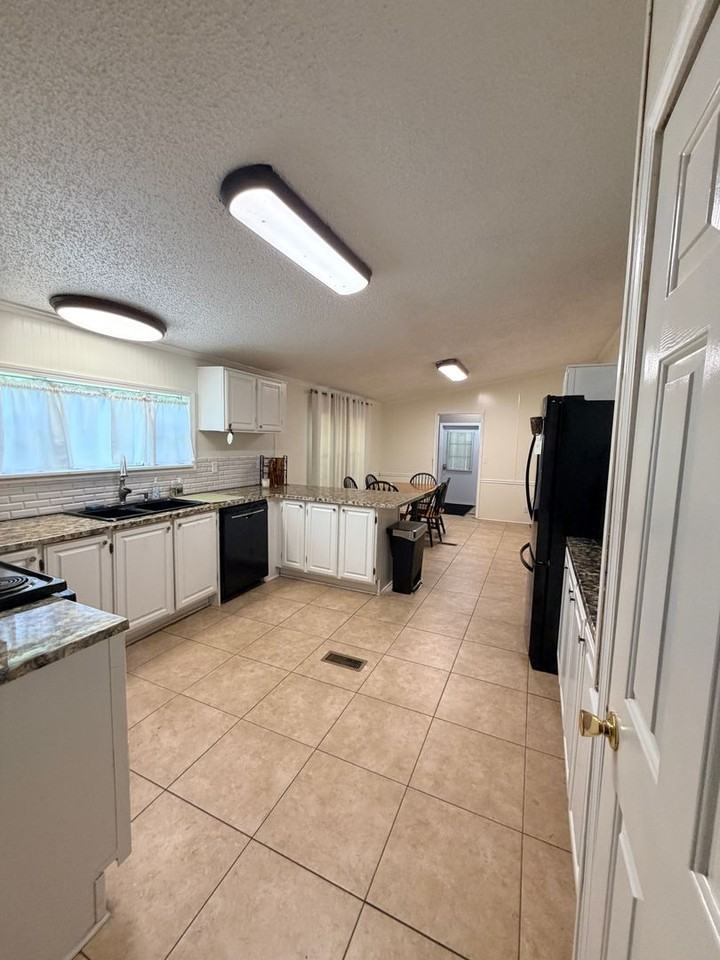 7810 W Lakeshore Dr - Photo 6 of 24