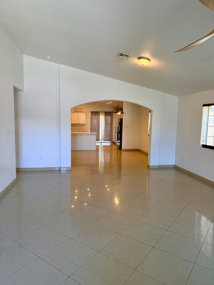 1028 N Mccain Ave - Photo 3 of 21