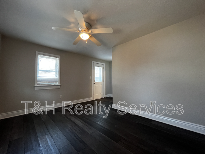2920 E 5th St - Photo 7 of 23