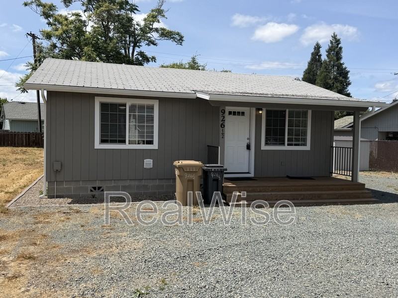 926 1/2 Sw Greenwood Ave - Photo 3 of 27