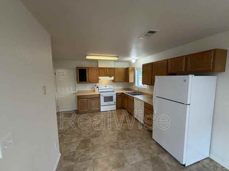 715 Sw Laurel St - Photo 5 of 30