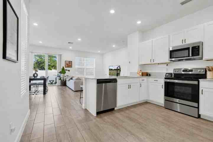 4246 Lagoon Shore Drive - Photo 3 of 8