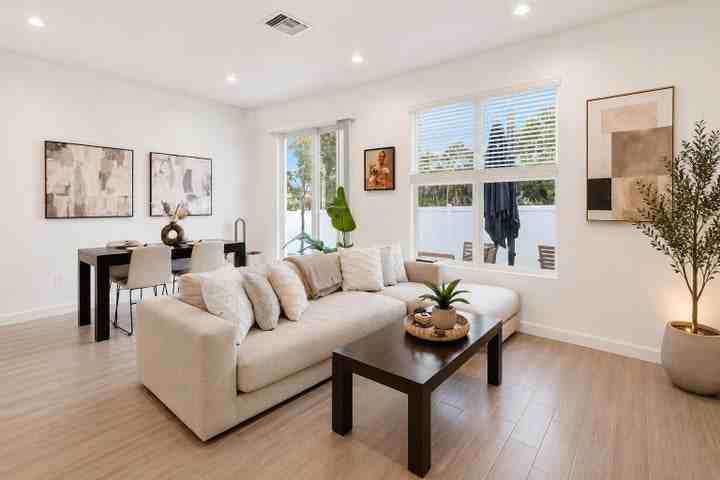 4246 Lagoon Shore Drive - Photo 4 of 8