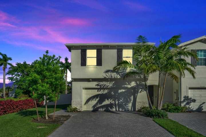 4246 Lagoon Shore Drive - Photo 5 of 8