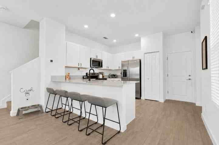 4246 Lagoon Shore Drive - Photo 7 of 8