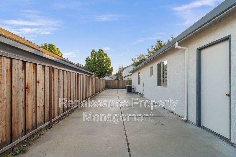 1539 Abrew Way - Photo 4 of 31
