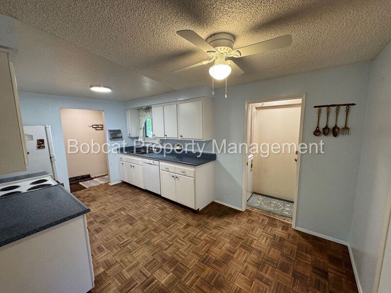 1316 Stanford Dr - Photo 5 of 22
