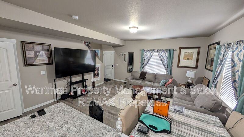 4628 Wharf Pt - Photo 3 of 18