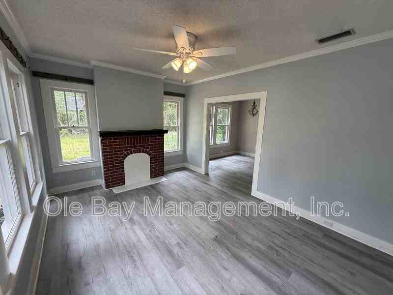 731 Jemison St - Photo 2 of 8