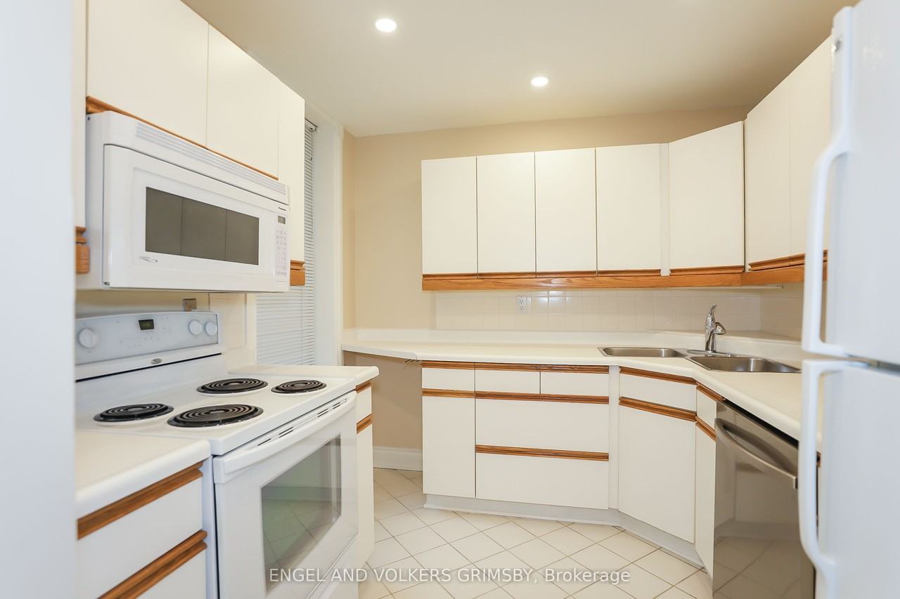 460 Wellington St. - Photo 5 of 22