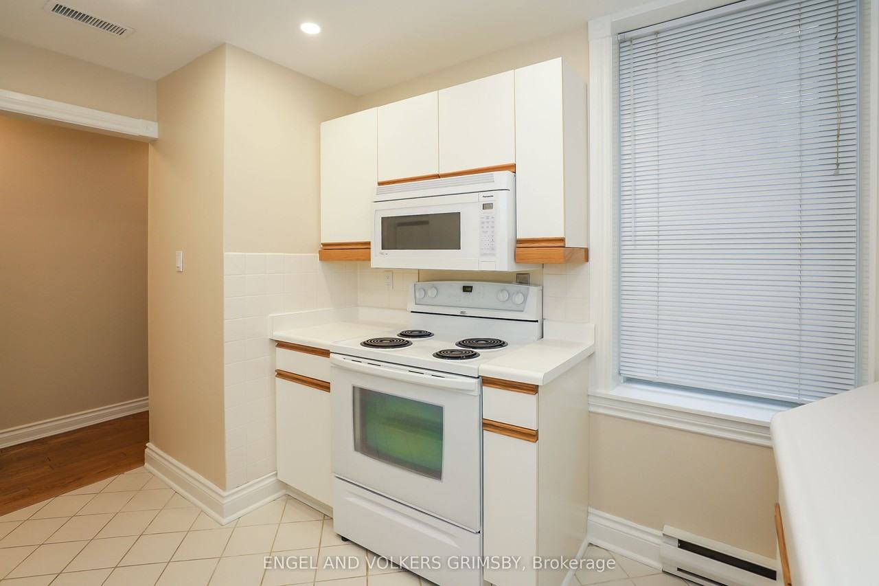 460 Wellington St. - Photo 6 of 22