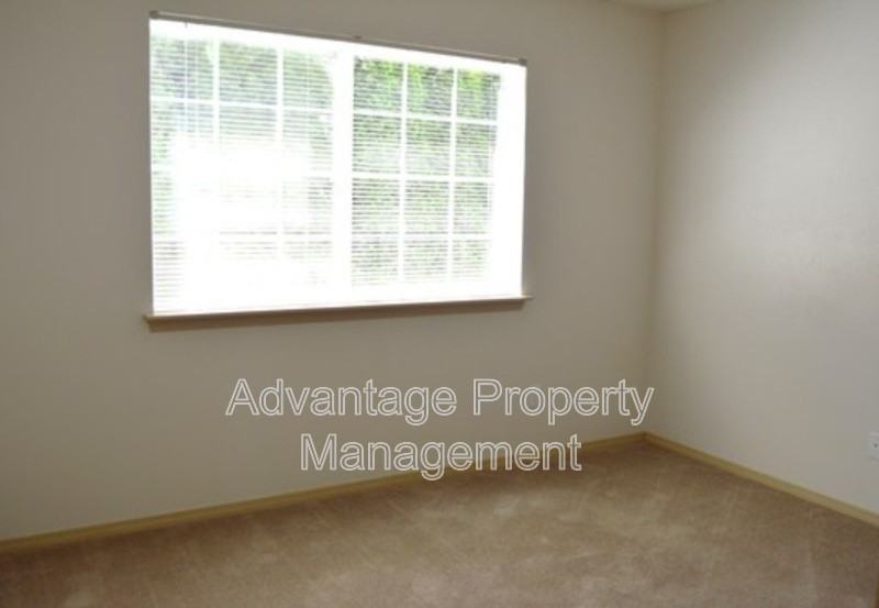 739 Jackson St W #1 - Photo 6 of 13