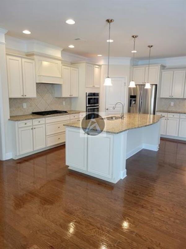 1008 Applegate Dr - Photo 3 of 33