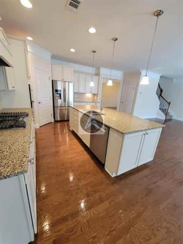1008 Applegate Dr - Photo 5 of 33