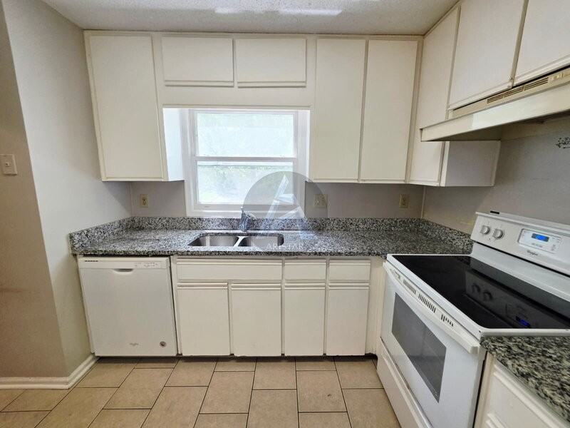1495 Bentley Ln Se - Photo 5 of 17
